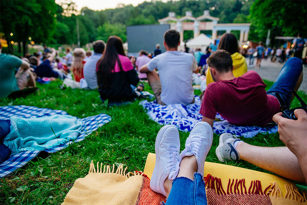 How to Organize an Outdoor Movie